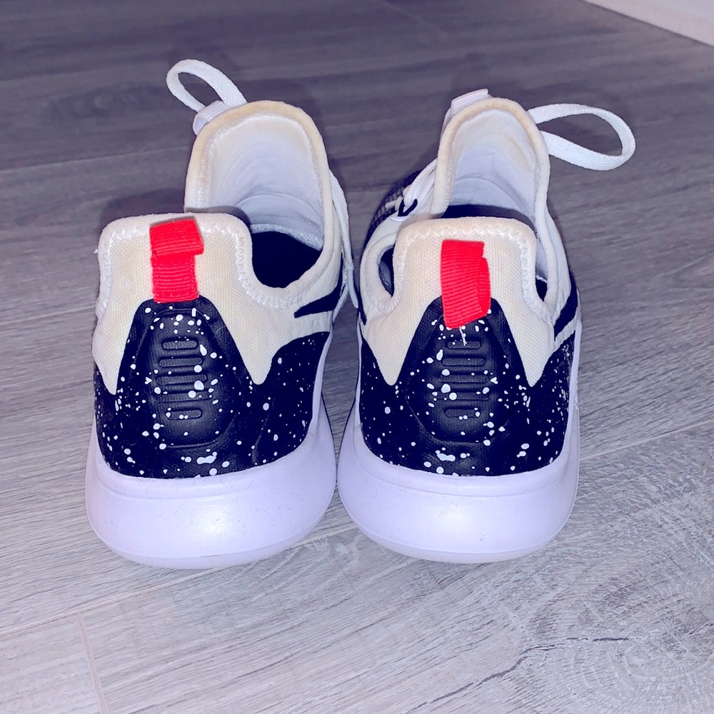 Women’s Nike Sneakers.
